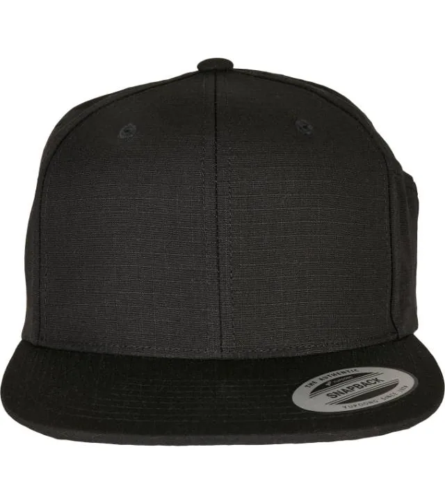 Flexfit 6089PS – 6 panelová snapback kšiltovka s držákem na pero, černá